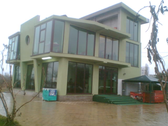 Sur le bord immédiat du lac de Techirghiol , un Hôtel Restaurant