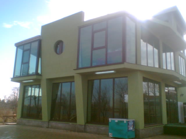Sur le bord immédiat du lac de Techirghiol , un Hôtel Restaurant
