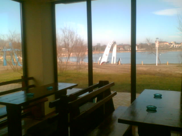 Sur le bord immédiat du lac de Techirghiol , un Hôtel Restaurant